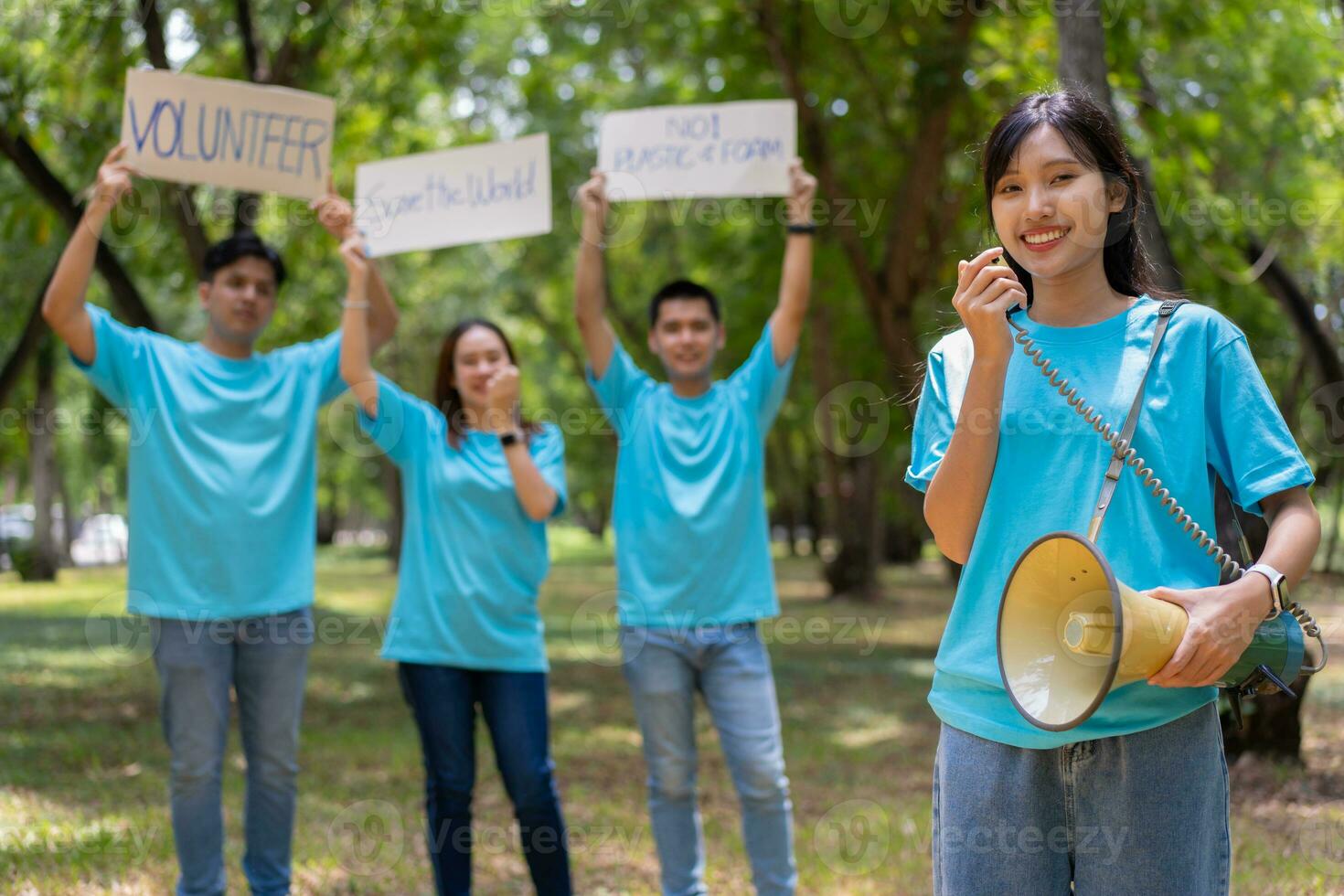 gelukkig jong Aziatisch studenten verschillend vrijwilligers houden een campagne teken voor schoonmaak in de park, de concept van milieu behoud Aan wereld milieu dag, recyclen, liefdadigheid voor duurzaamheid. foto