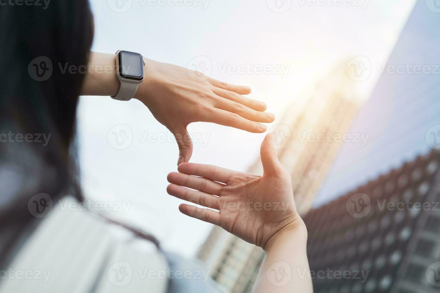 zakenvrouw hand- gebaar scherpstellen Aan zoeken kader met hoog gebouwen, bedrijf stad Oppervlakte tonen visie van naderen doelwit. concept van visie en strategisch planning foto