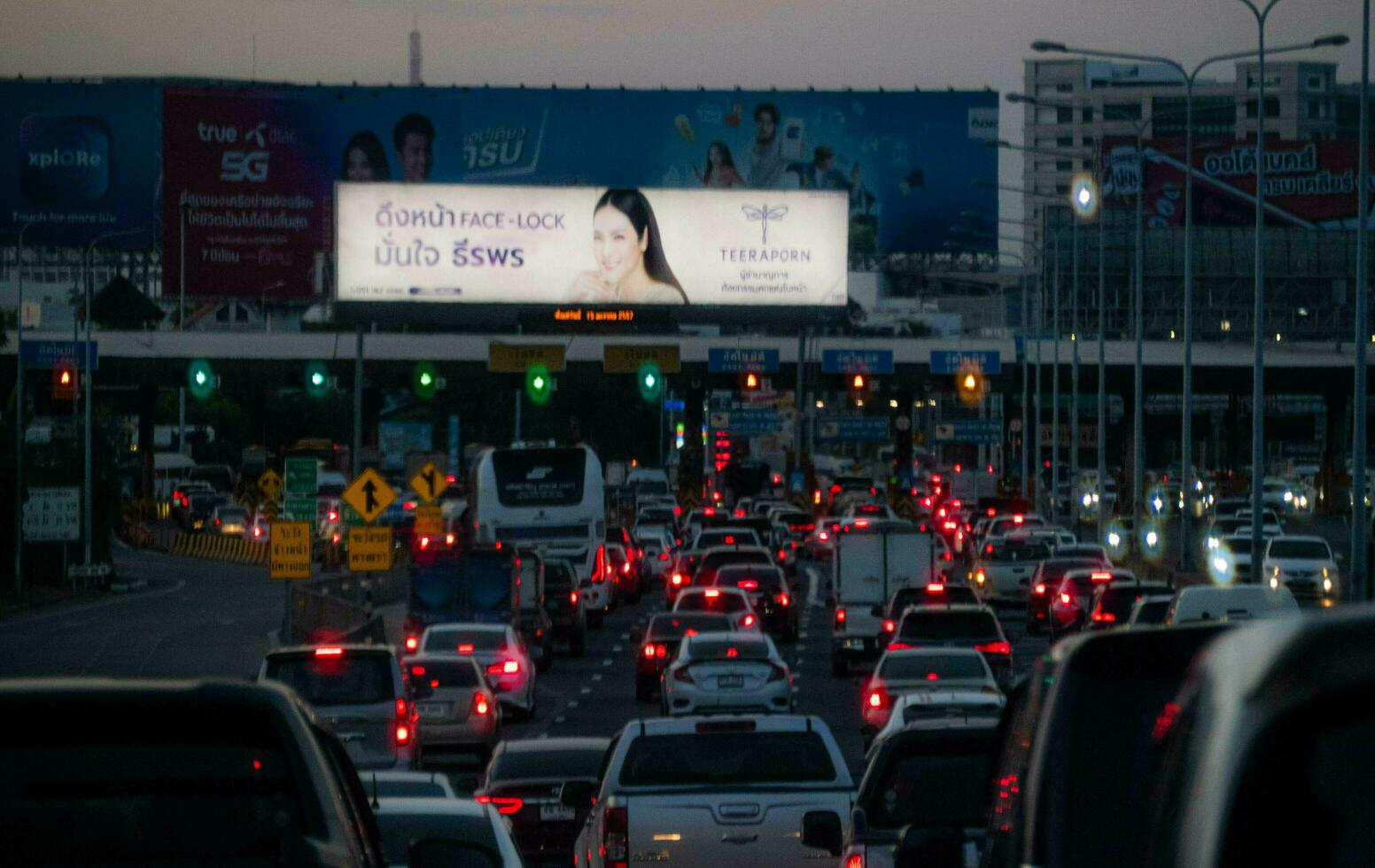Bangkok, Thailand, 2023 - stormloop uur verkeer, verkeer jam. foto