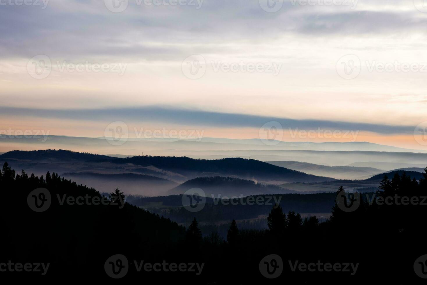 zacht mist in de bergen gedurende zonsondergang foto