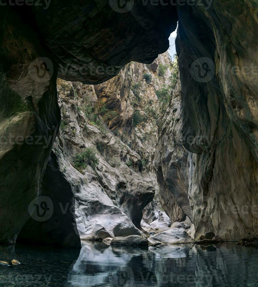 reusachtig steen blijft hangen zit vast tussen twee muren van de goynuk Ravijn in kalkoen foto