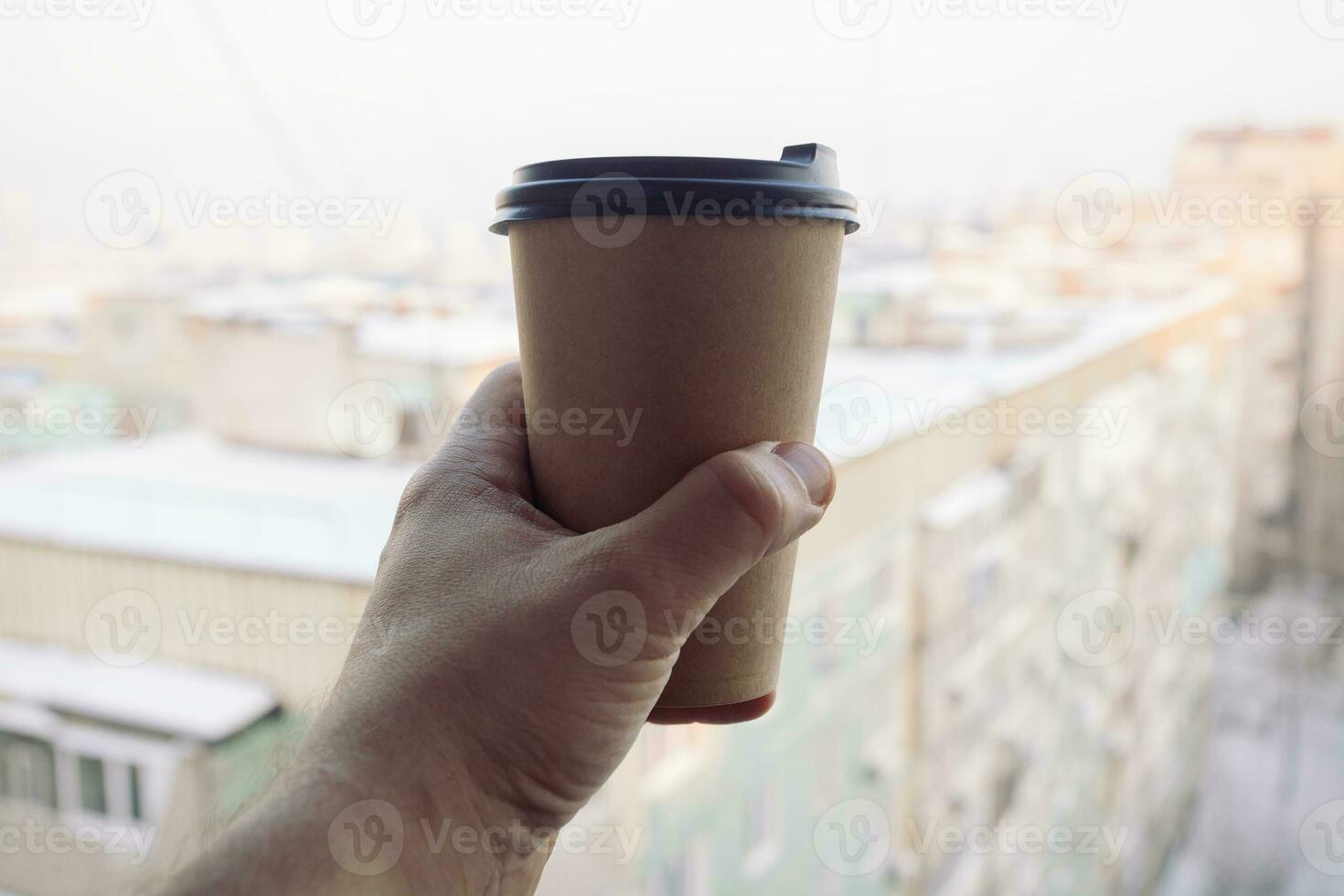 Mens Holding een papier koffie kop foto