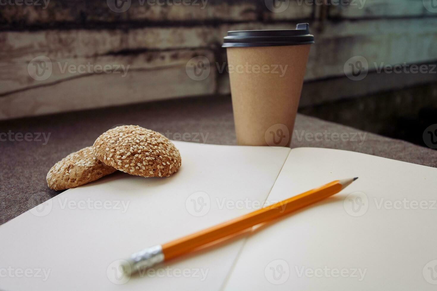 potlood, notitieboekje en papier koffie kop foto