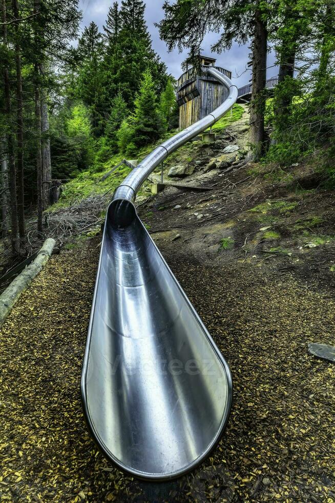 metaal glijbaan in de alpine Woud foto