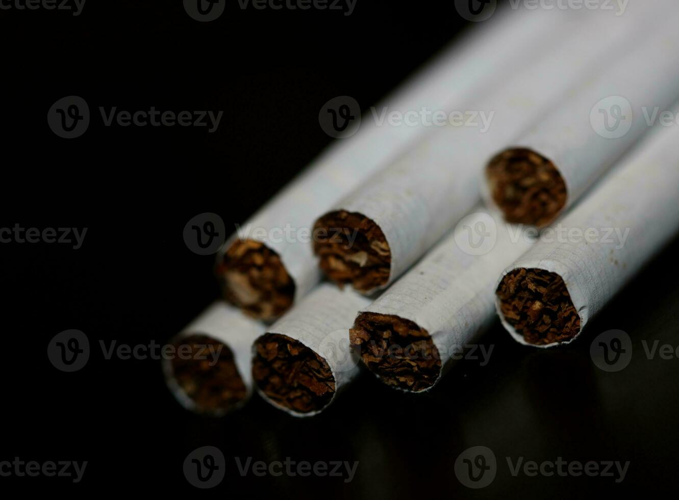 aantal van sigaretten geïsoleerd tabak Gevaar dichtbij omhoog stoppen roken ophouden sigaret slecht gewoonte nicotine junkie groot grootte hoog kwaliteit ogenblik prints foto