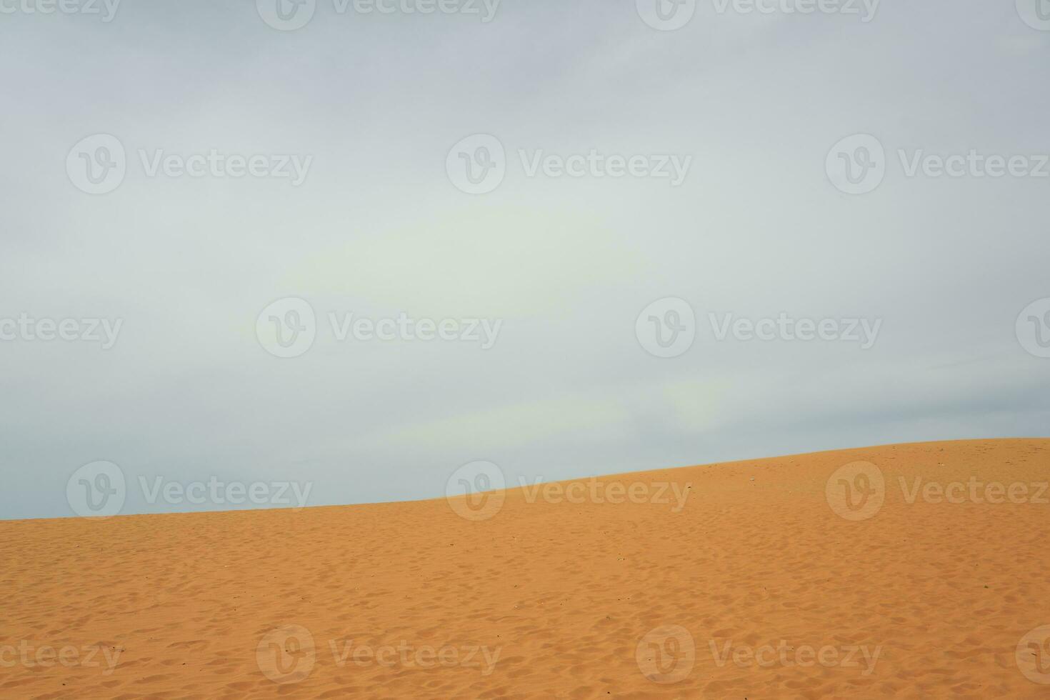 zand duin in de woestijn met wolken in de achtergrond. foto