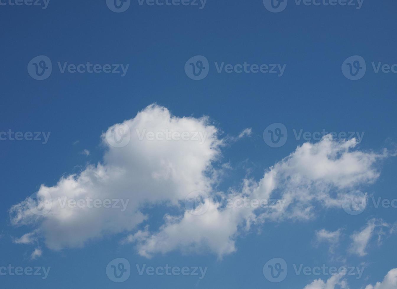 blauwe lucht met wolken achtergrond met kopie ruimte foto