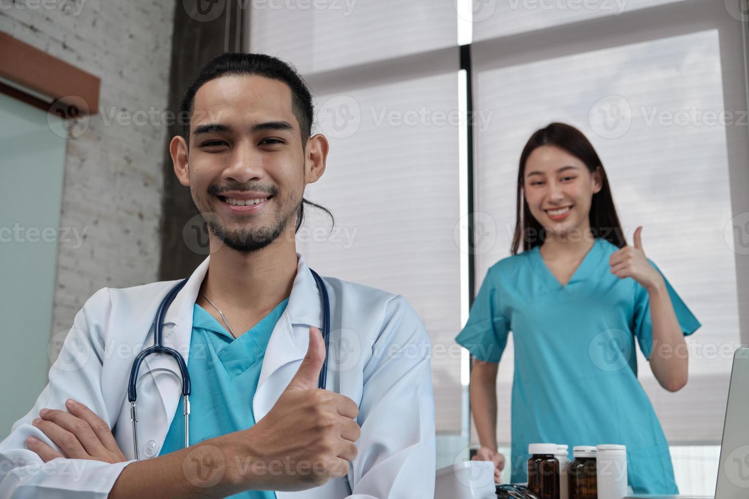 team van gezondheidspartners, portret van twee jonge artsen van Aziatische etniciteit in uniform met stethoscoop, glimlachend en kijkend naar camera in kliniek, personen met expertise in professionele behandeling. foto