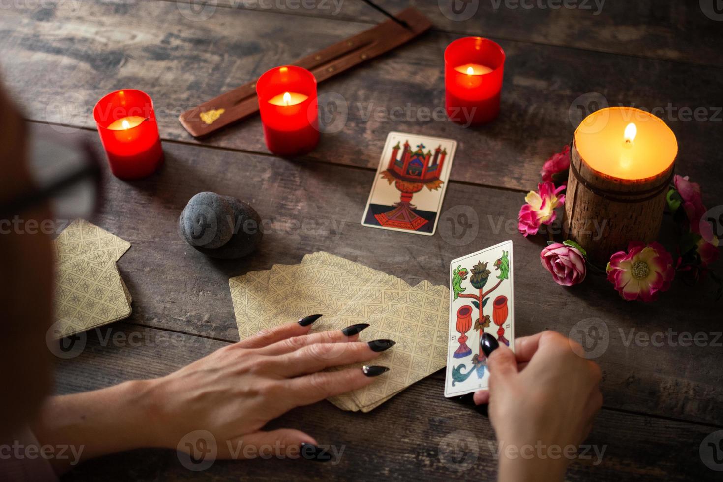 waarzegger leest een toekomst met tarotkaarten foto