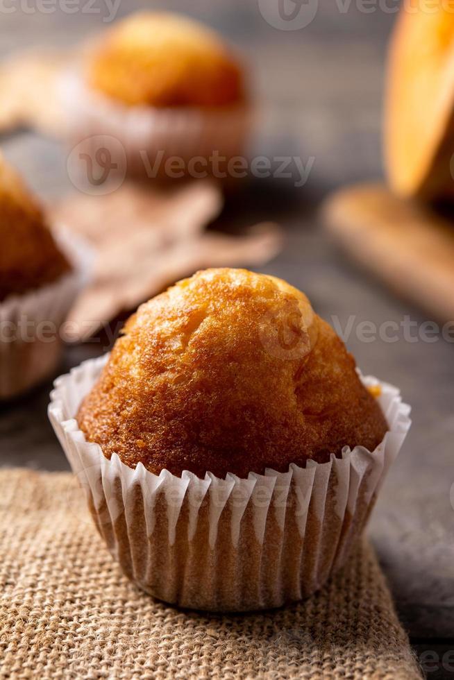 pompoenmuffins op houten tafel. herfst eten foto