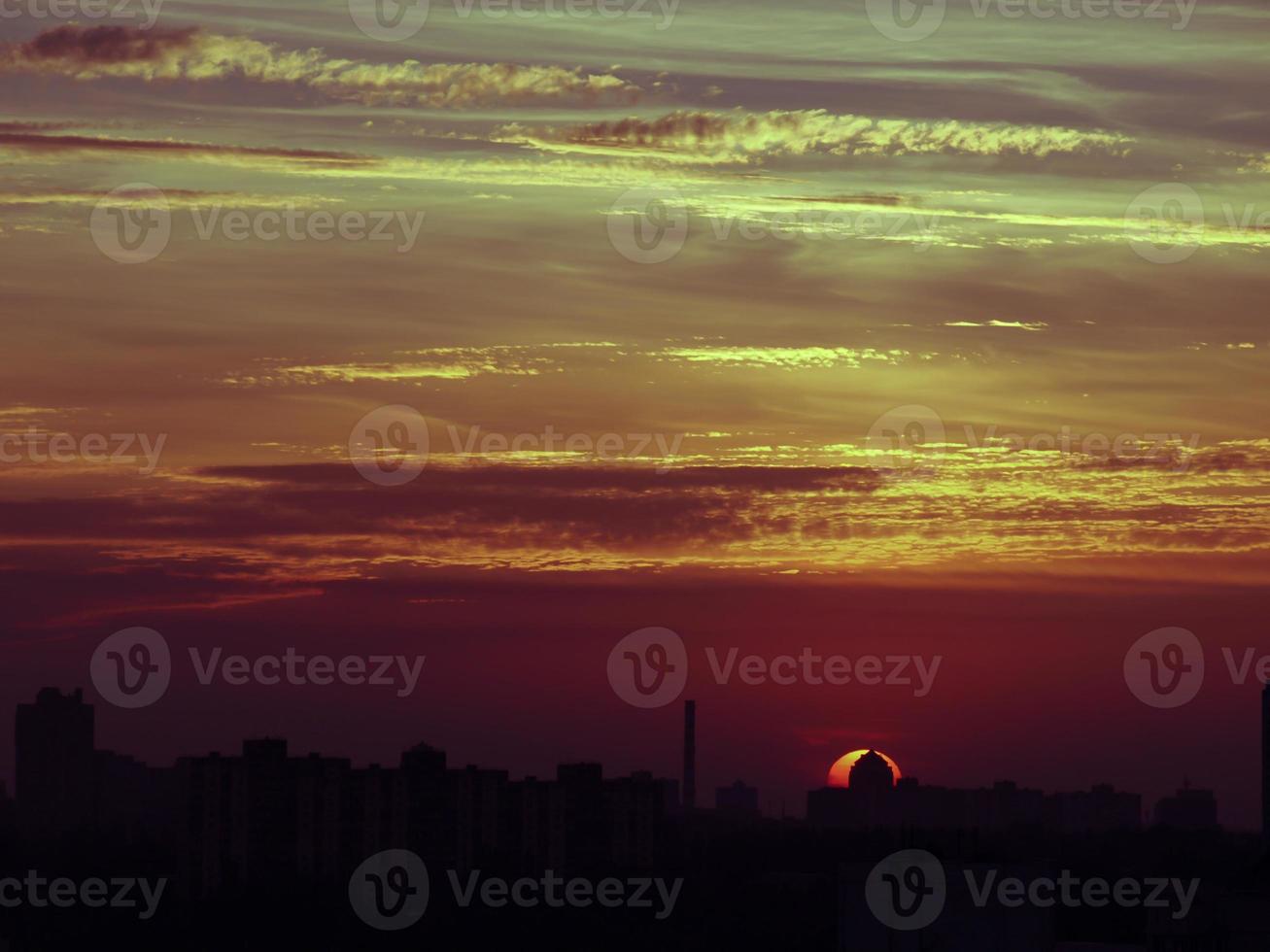 zon stijgt boven de skyline van de stad van kyiv, oekraïne foto
