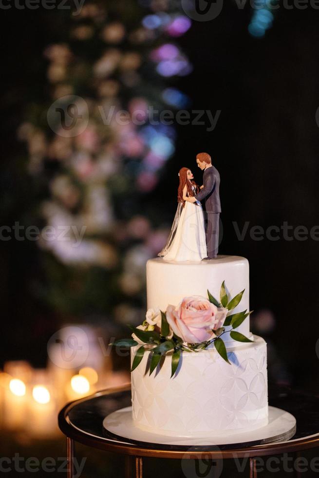 bruidstaart op de bruiloft van de pasgetrouwden foto