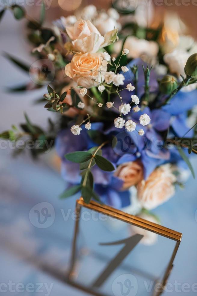 elegante huwelijksdecoraties gemaakt van natuurlijke bloemen foto