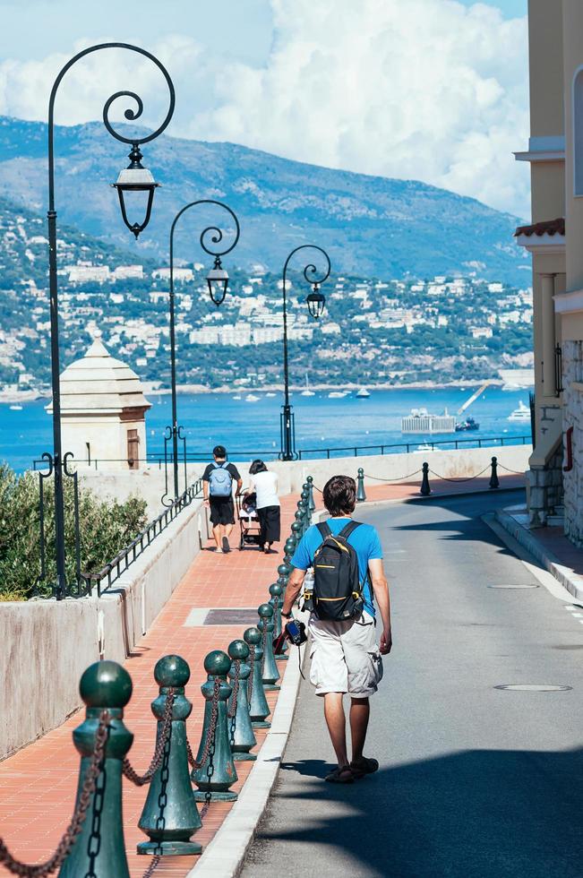 toerist in monaco street met prachtig uitzicht op de baai van de zee? foto