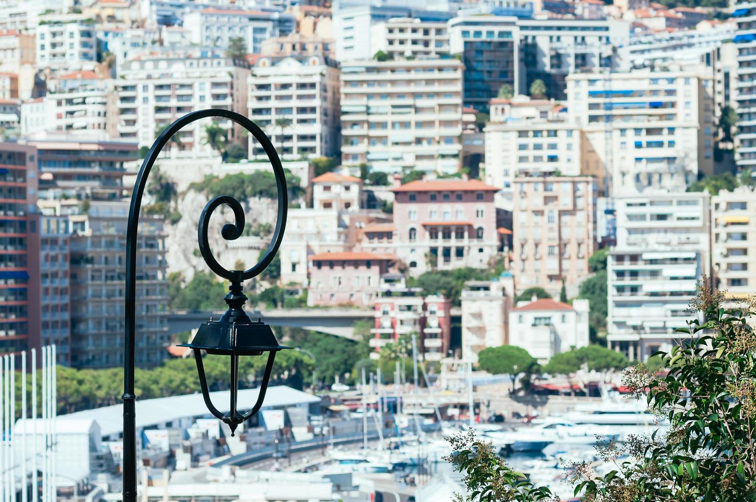 ijzeren lantaarnlicht tegen de zonnige dag van de haven van Monaco foto