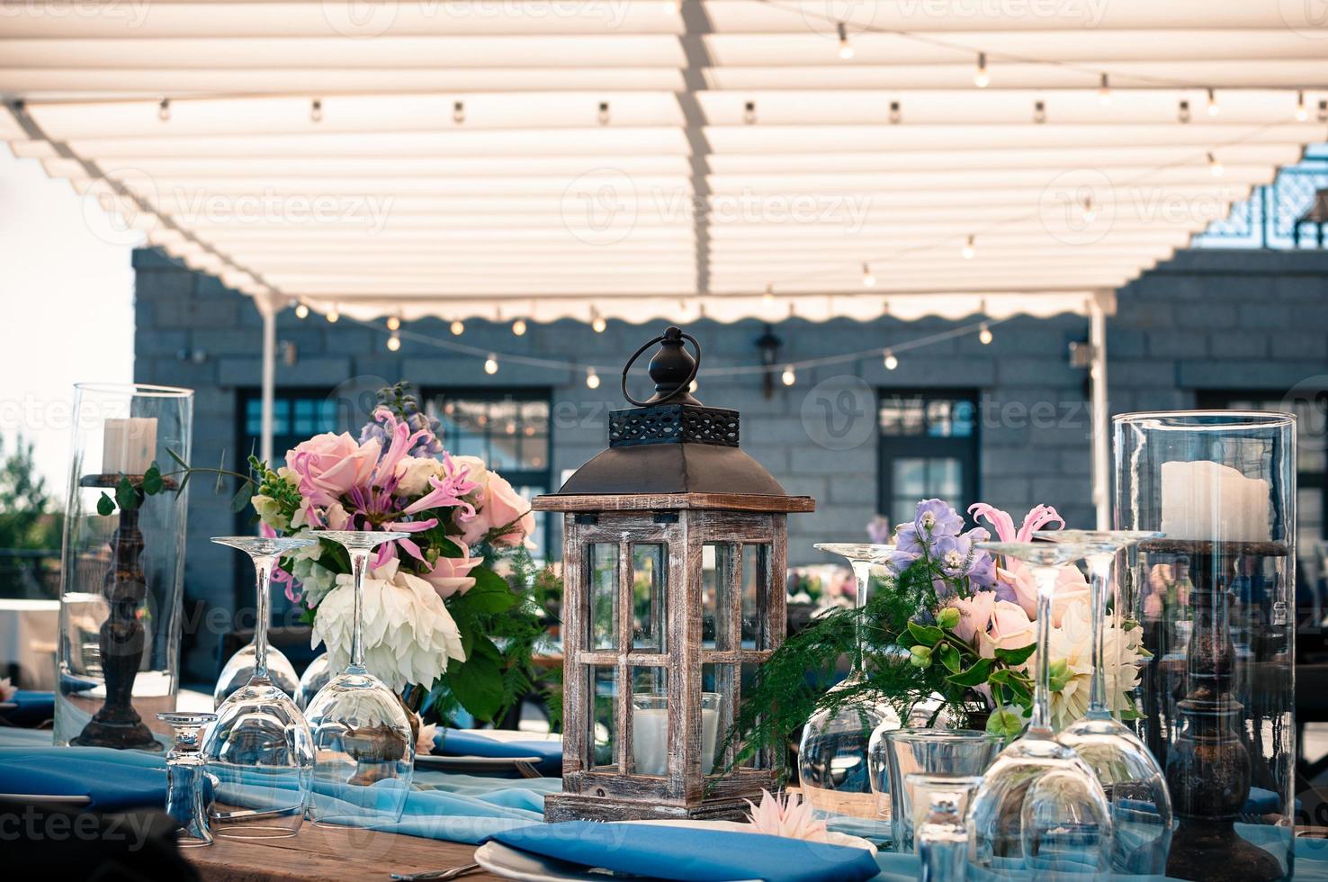 bruiloft of evenement decoratie tafelopstelling, zomer buiten foto