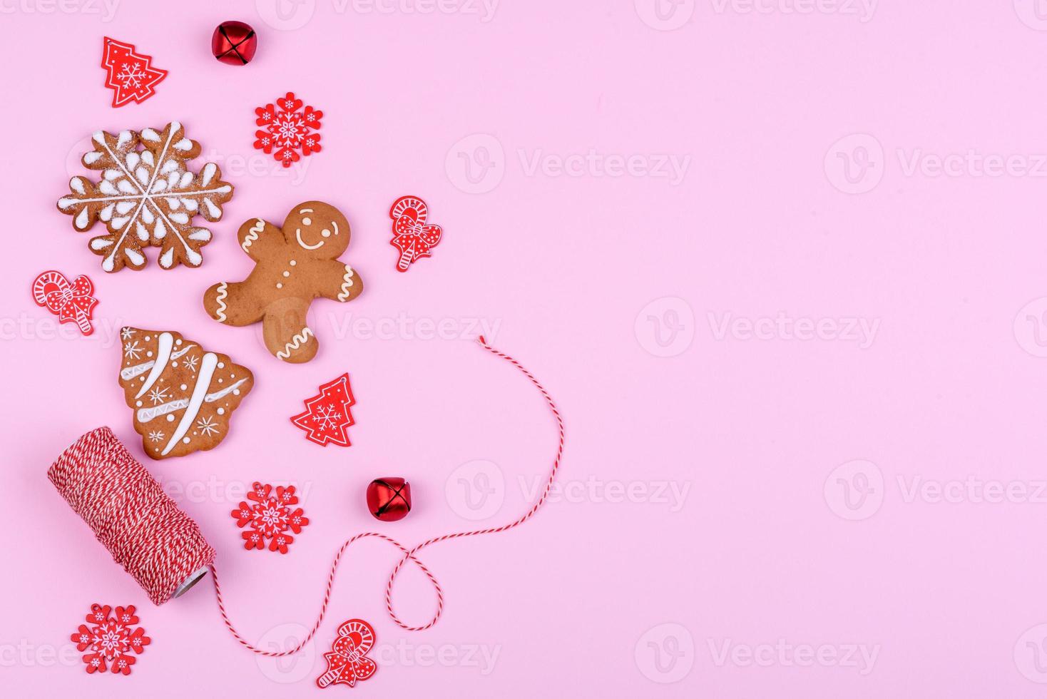 kerst feestelijke peperkoek thuis gemaakt op een gekleurde achtergrond foto