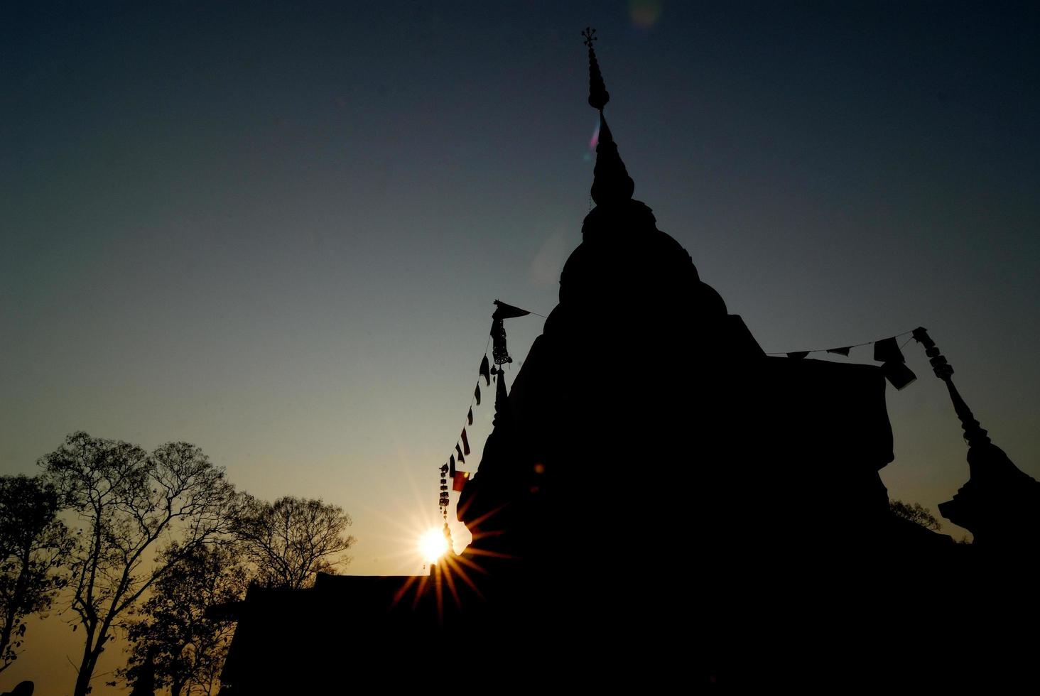 silhouet wat chalong tempel in phuket thailand foto