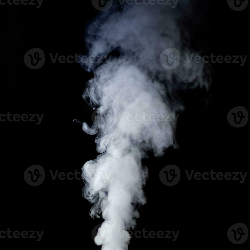 stoom- rook over- zwart achtergrond. mist of stoom- textuur. heet foto