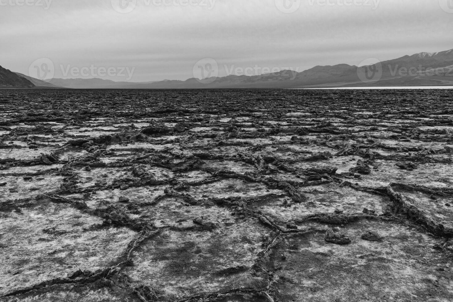 dood vallei zout meer Aan bewolkt dag foto