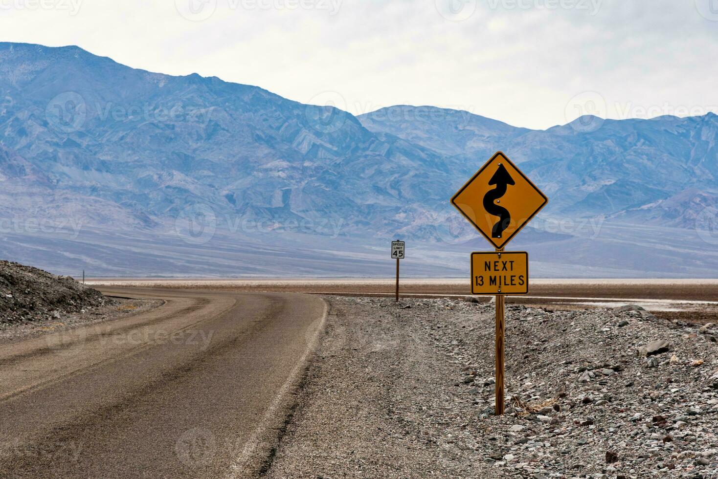 leeg Amerikaans snelweg in de dood vallei met een 13 mijl van golvend weg teken foto