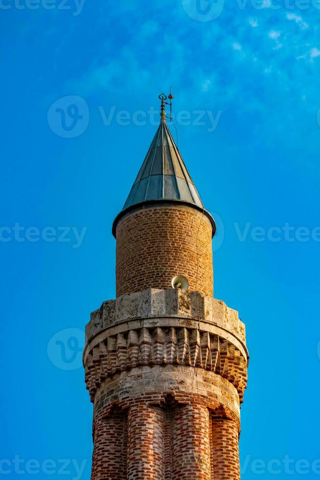 oude minaret met luidsprekers tegen de lucht foto