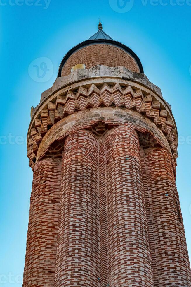 oude minaret met luidsprekers tegen de lucht foto