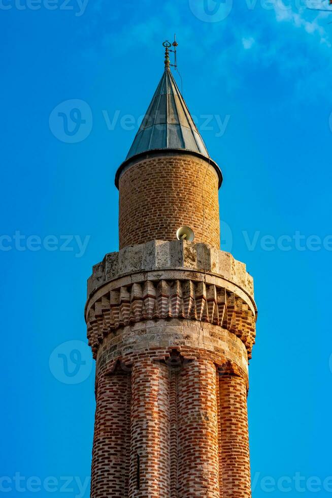 oude minaret met luidsprekers tegen de lucht foto