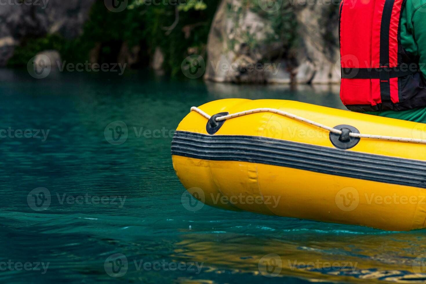 toeristen Aan een opblaasbaar boot raften naar beneden de blauw water Ravijn in goynuk, kalkoen foto