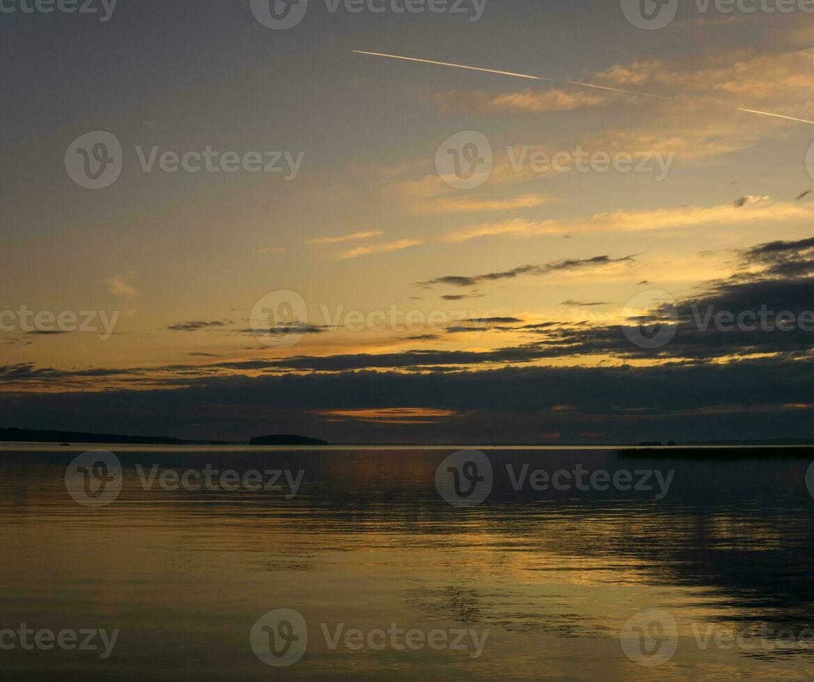 natuurlijk landschap, wit nacht over- de breed noordelijk meer foto