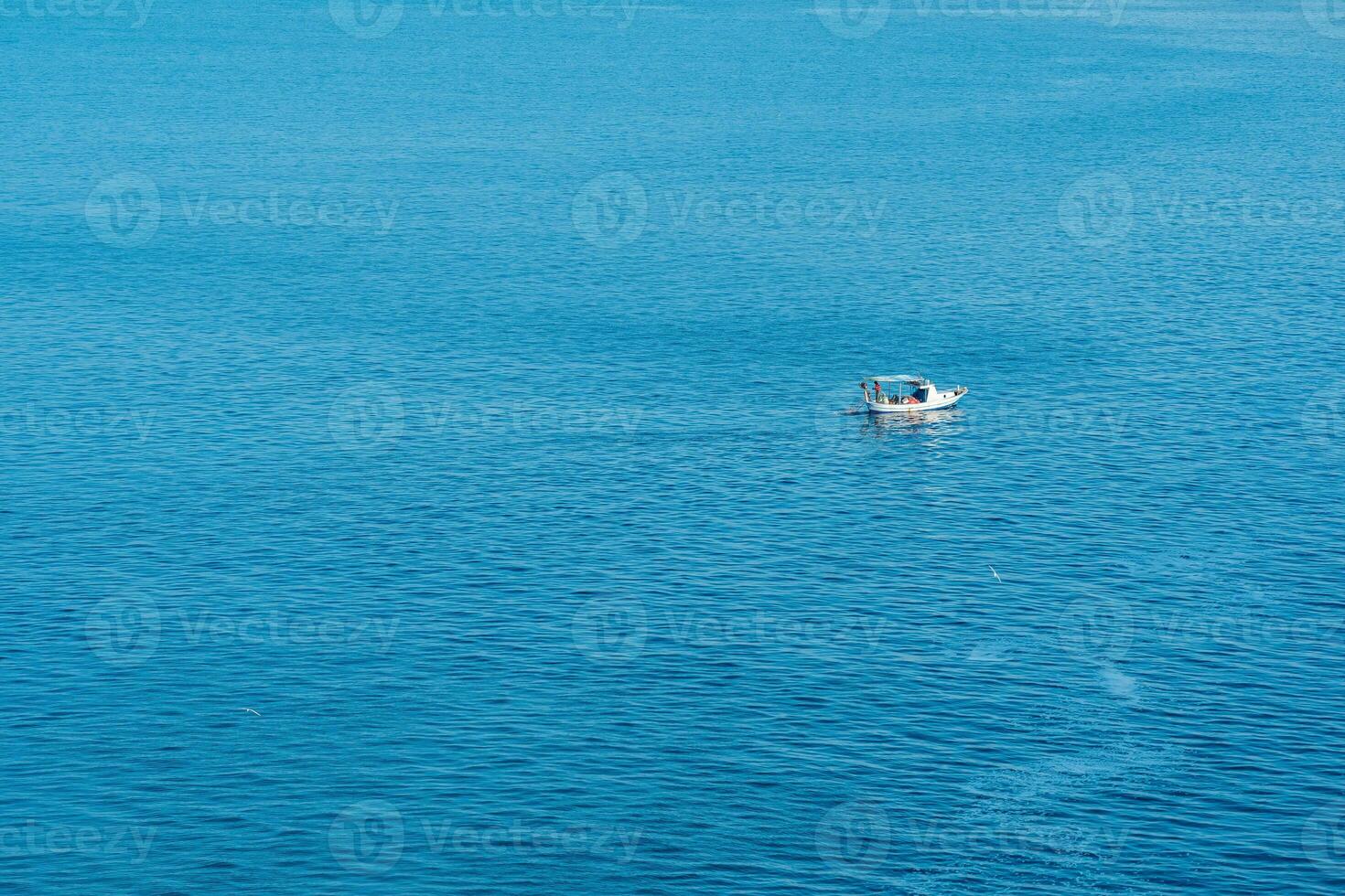 zeegezicht met een eenzaam visvangst boot, visie van bovenstaand foto