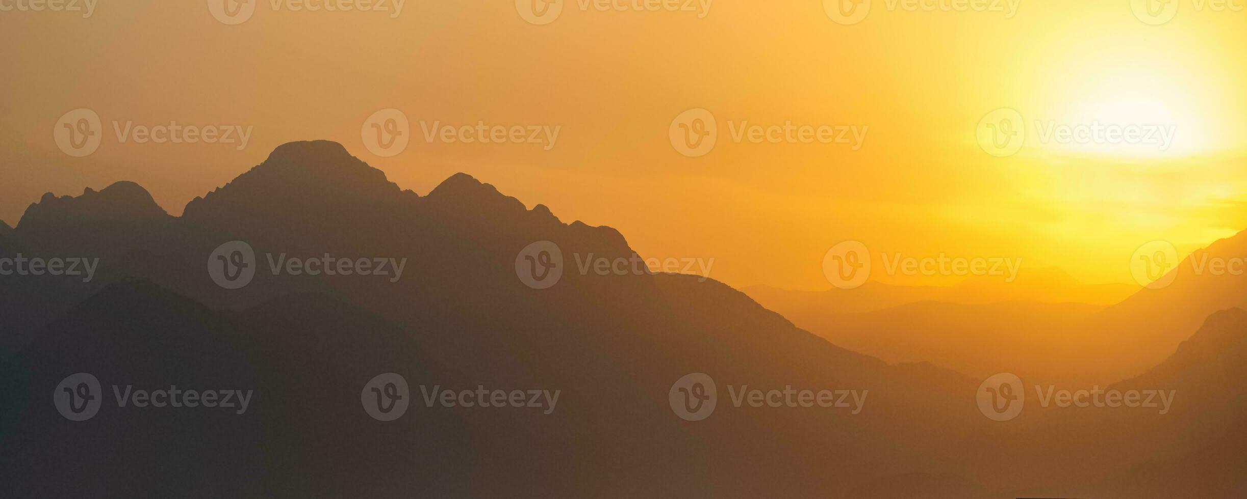 natuurlijk landschap - nevelig bergen Bij zonsondergang foto