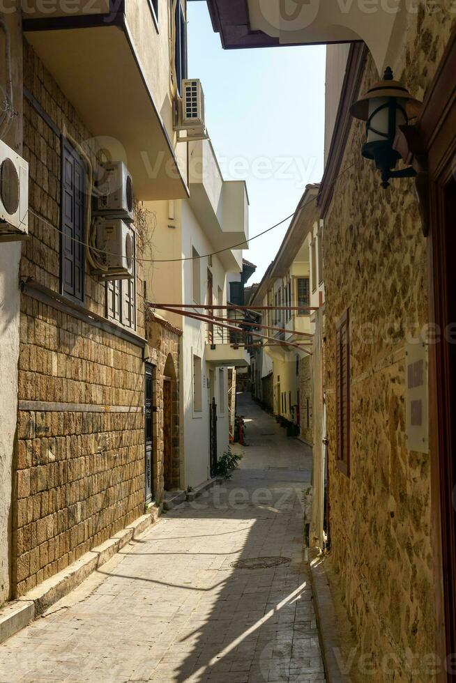 versmallen kronkelend straten van kaleici, historisch stad centrum van antalya, kalkoen foto