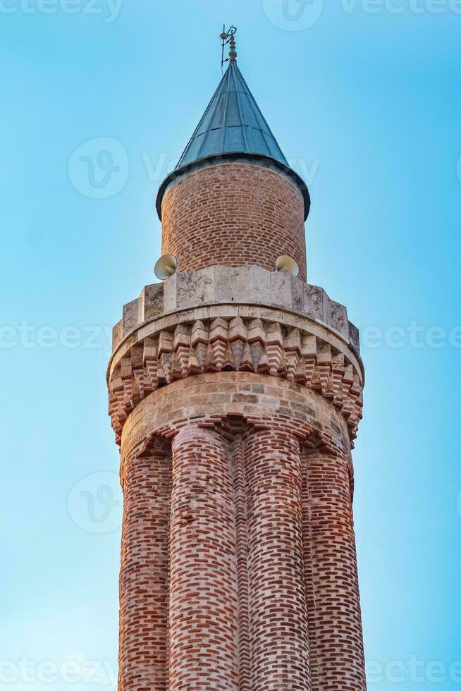 yivli minare camii, gecanneleerd minaret moskee in historisch centrum in Antalya foto