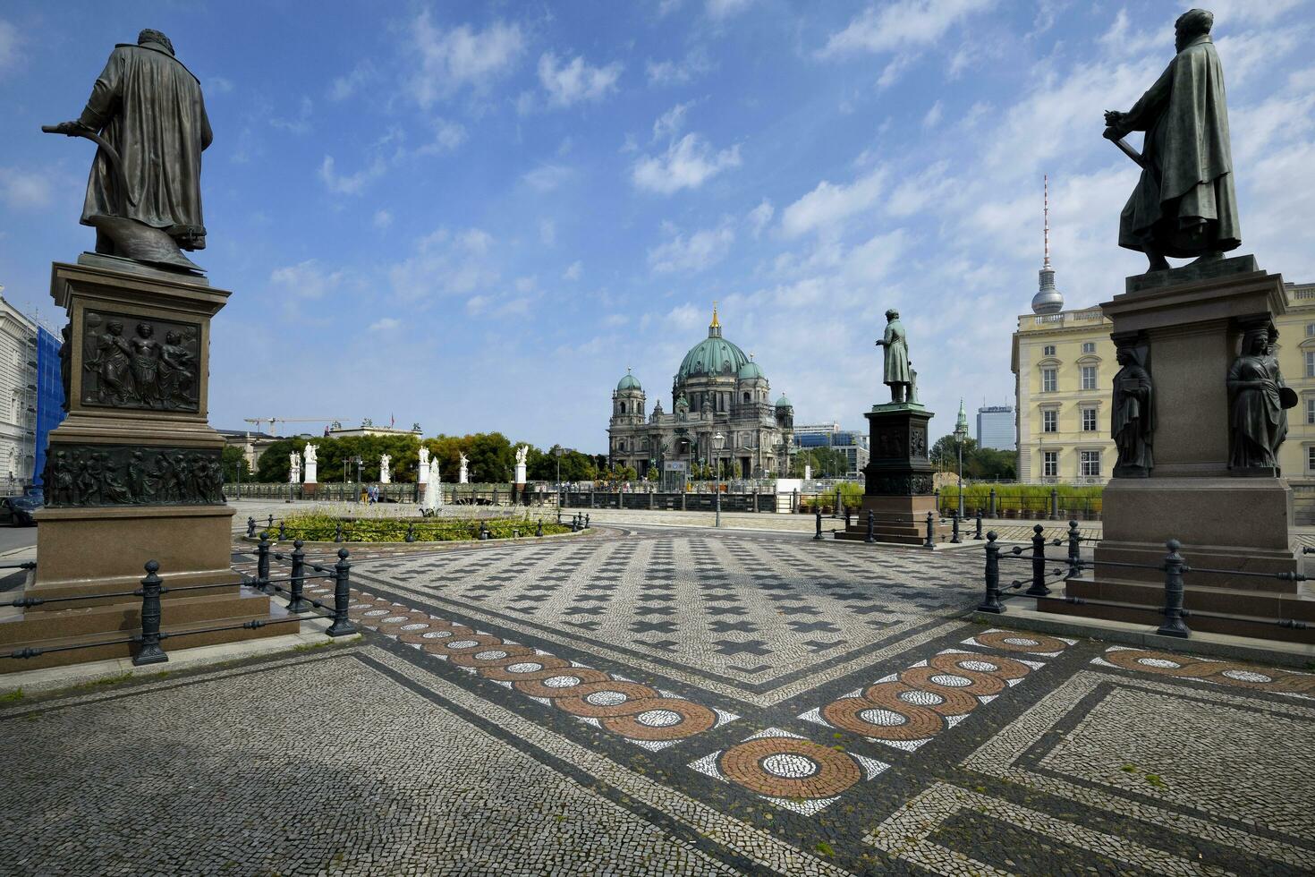 berlijn, duitsland, 2021 - schinkel plein met standbeelden, schloss brug en berliner dom achter, onder hol linde, berlijn, Duitsland foto