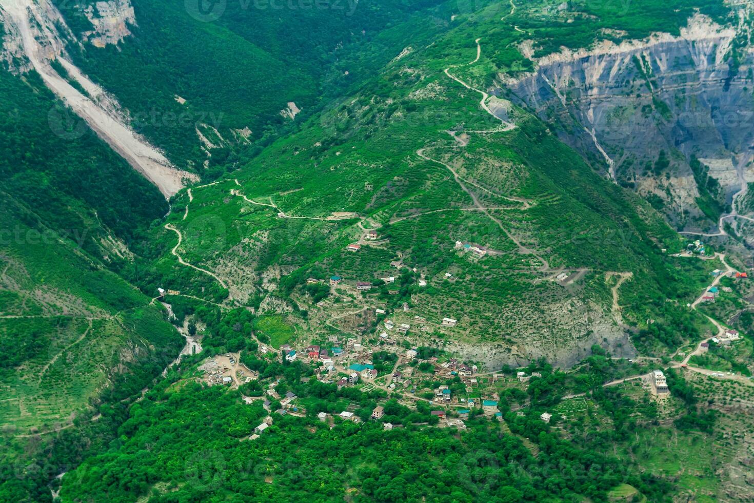 antenne visie van klein berg regeling Aan de berghelling, dorp van oud zubutli in de vallei van de sulak rivier- in dagestan foto