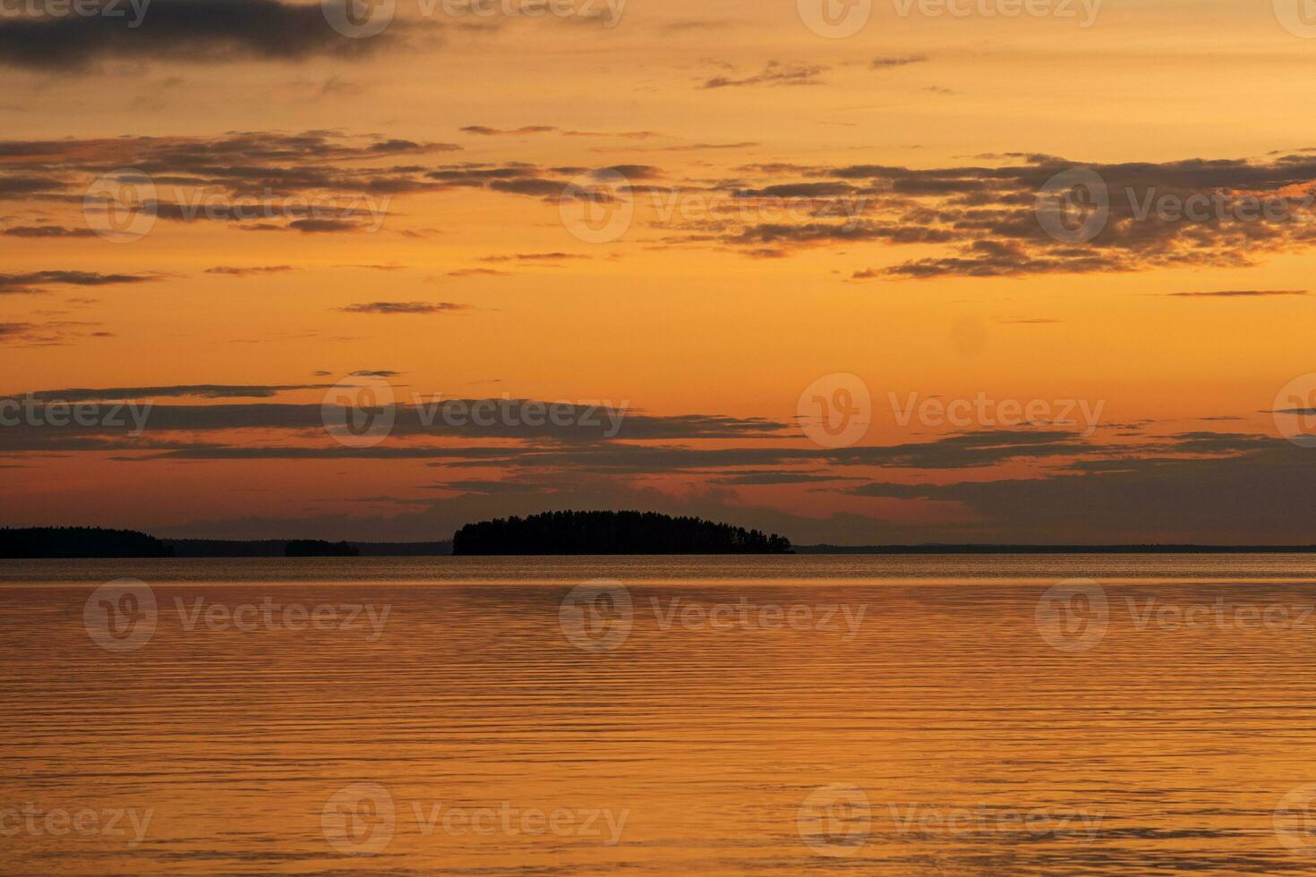 natuurlijk landschap, wit nacht over- de breed noordelijk meer foto