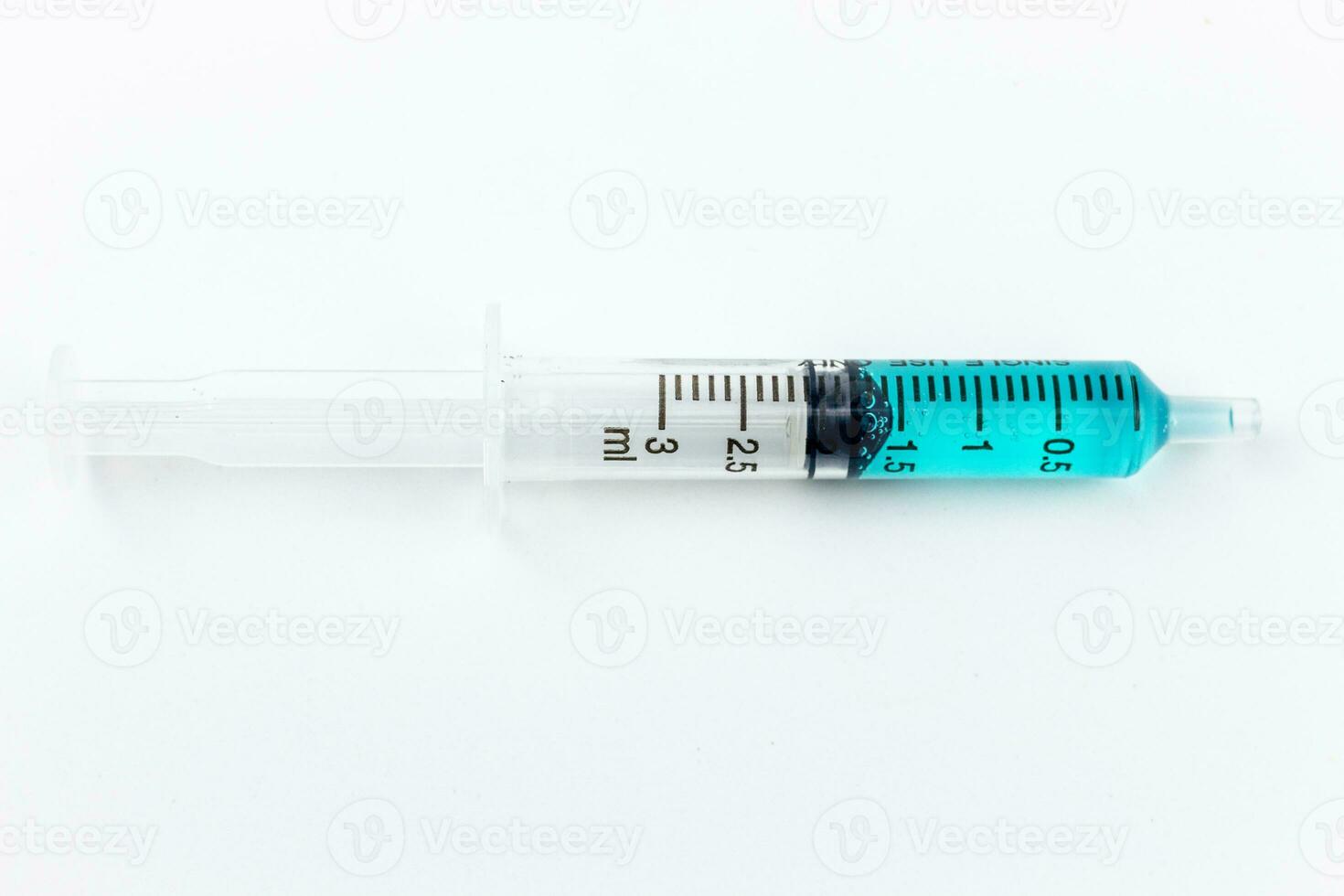 medisch injectiespuit met blauw vloeistof binnen Aan een wit achtergrond. geïsoleerd met knipsel pad. foto
