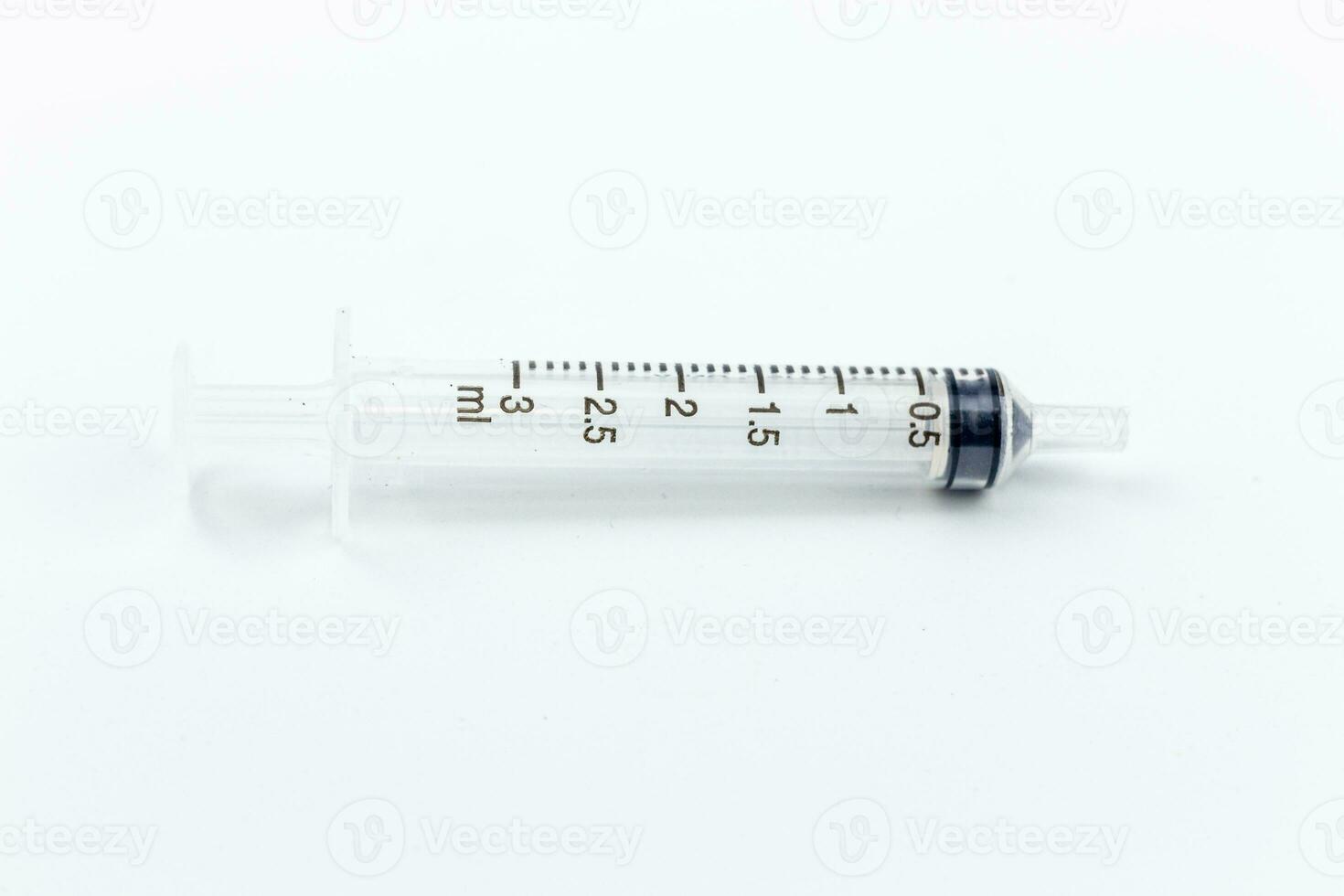 medisch injectiespuit geïsoleerd Aan wit achtergrond. detailopname schot. foto