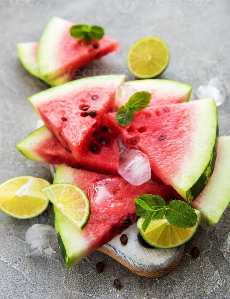 watermeloen met limoen en ijs foto