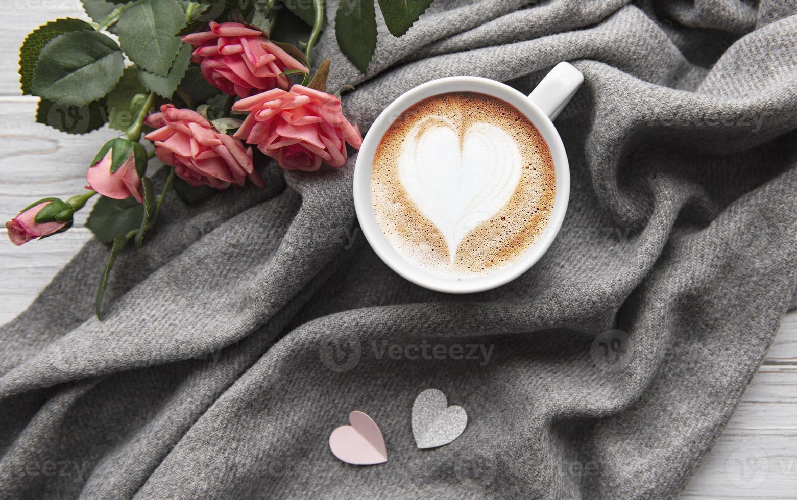 een kopje koffie met hartpatroon foto