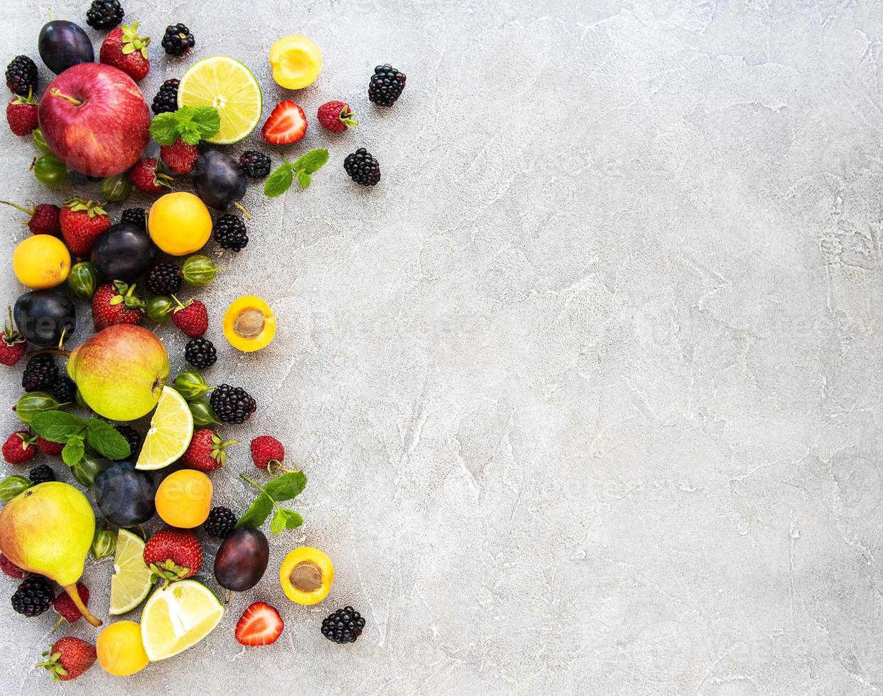 vers zomerfruit en bessen foto