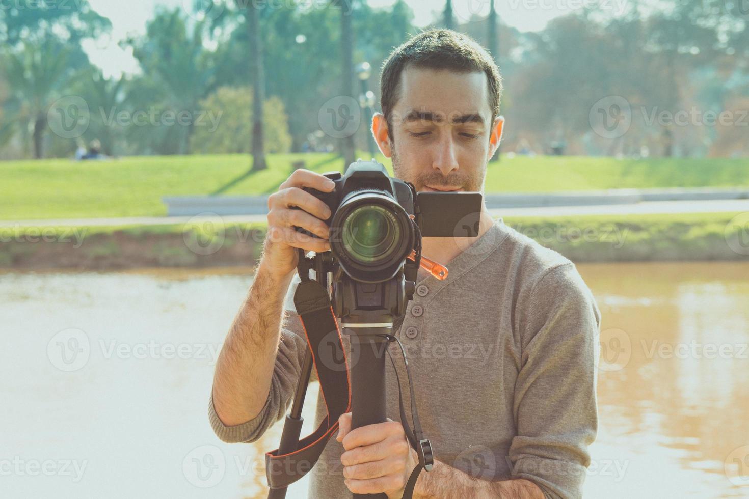 fotograaf buiten fotograferen met digitale camera foto