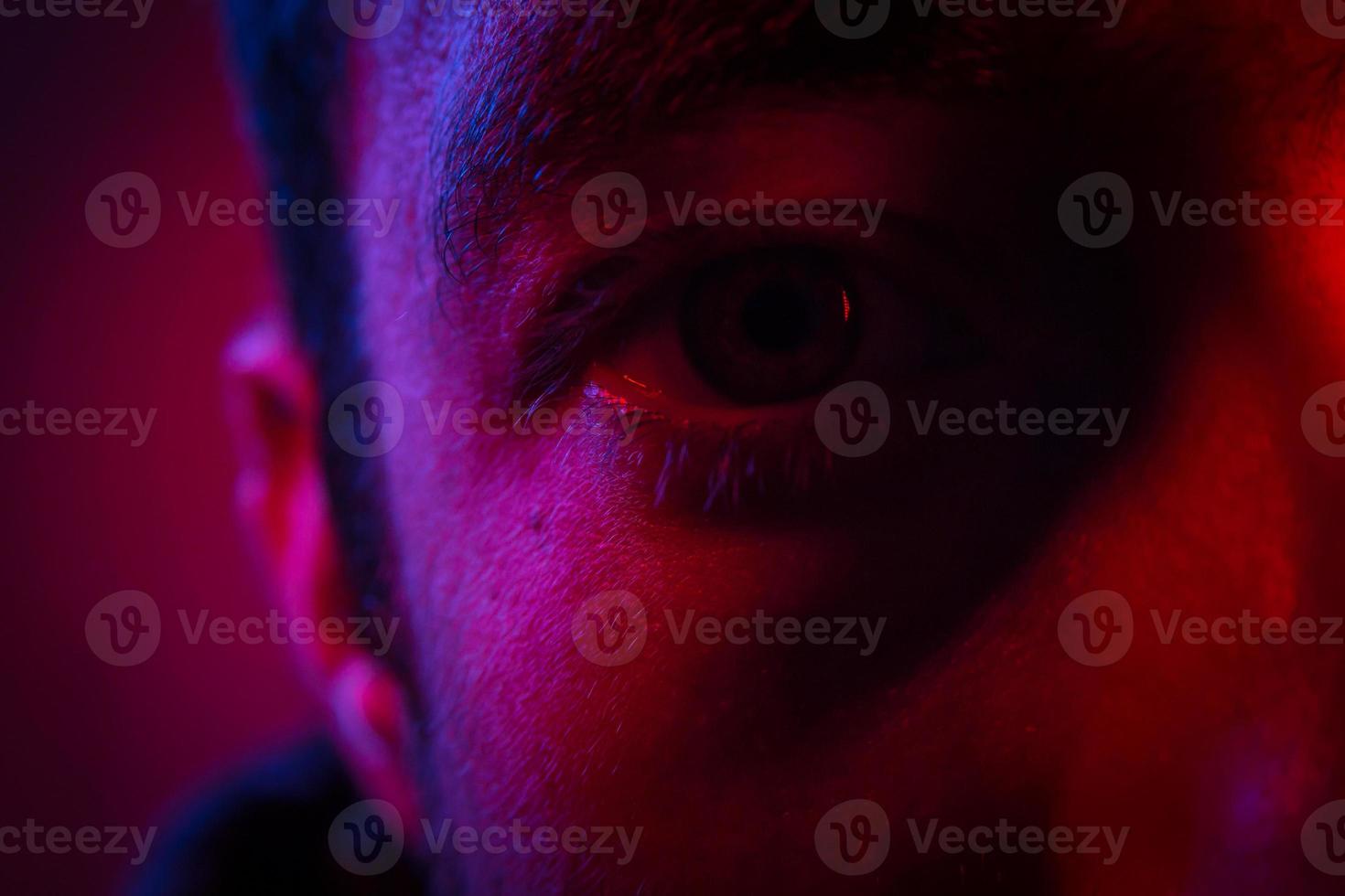 close-up op het gezicht van de man met mysterieuze gezichtsuitdrukking foto