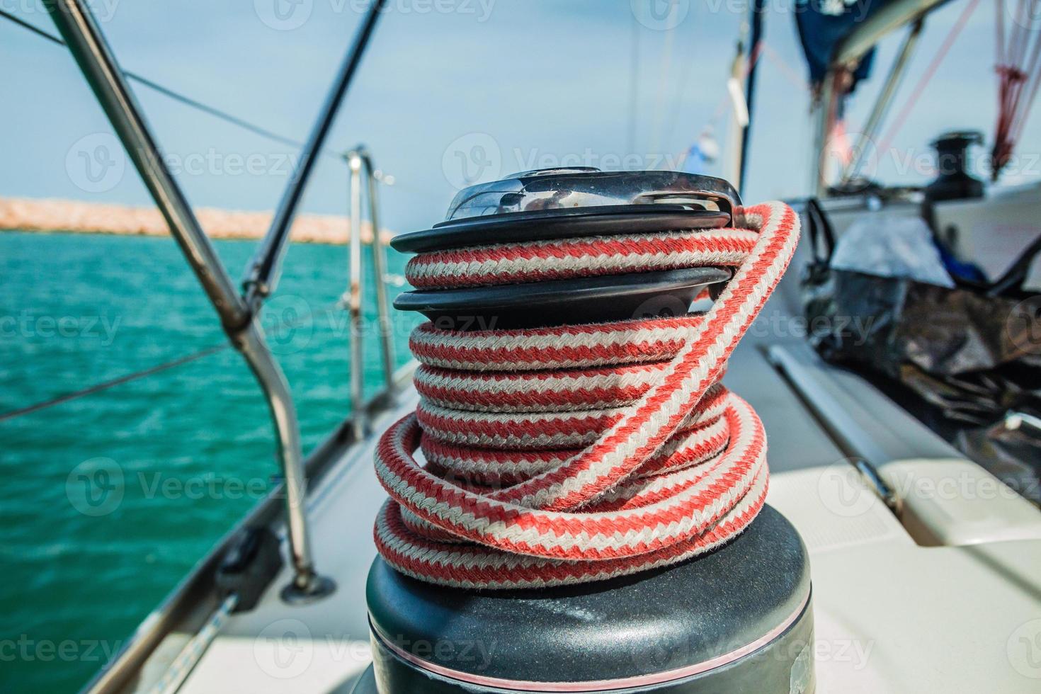 Lier met rood en wit touw op zeilboot in de zee foto