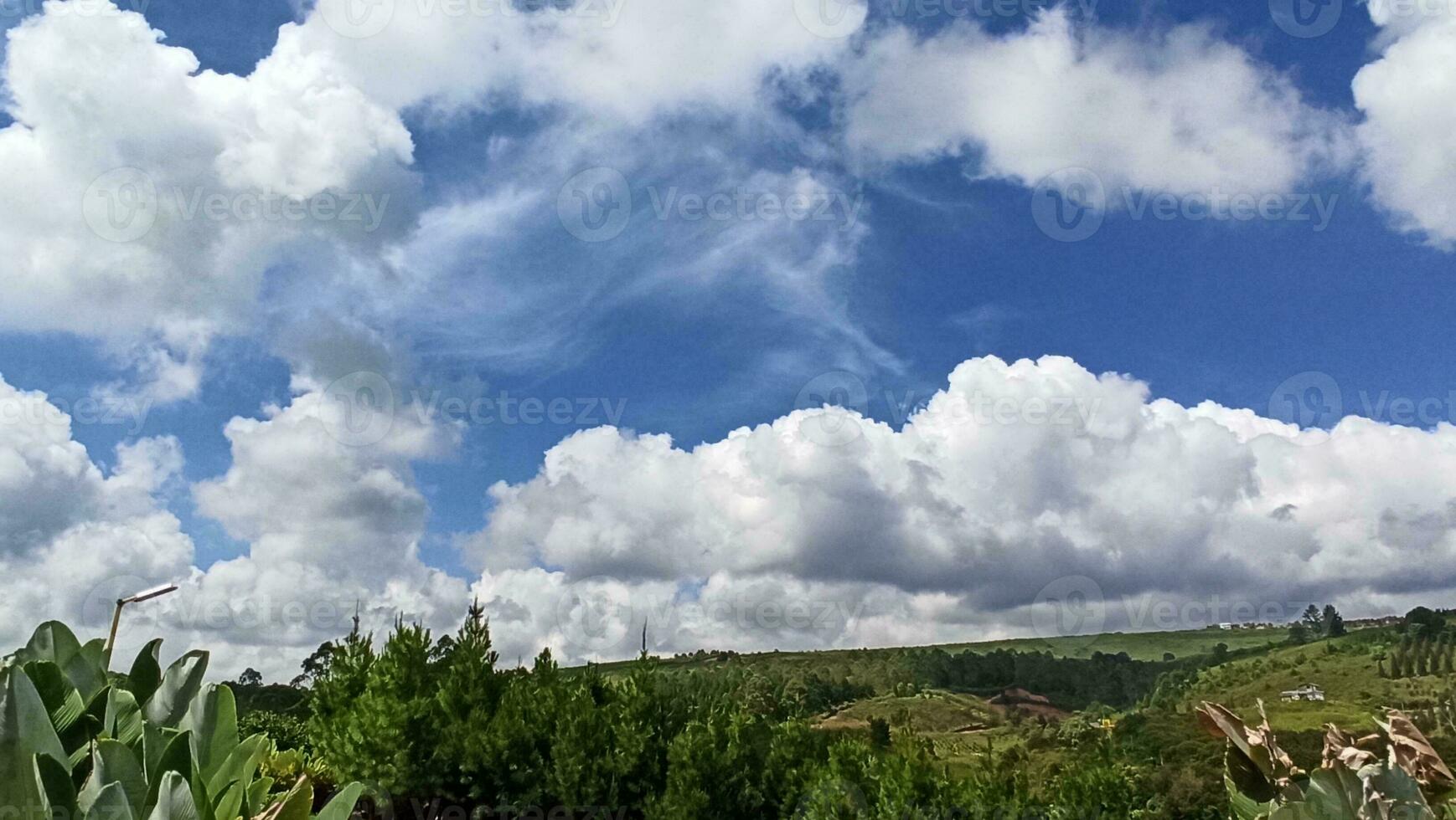 berg landschap met blauw lucht en wit wolken in Indonesië foto