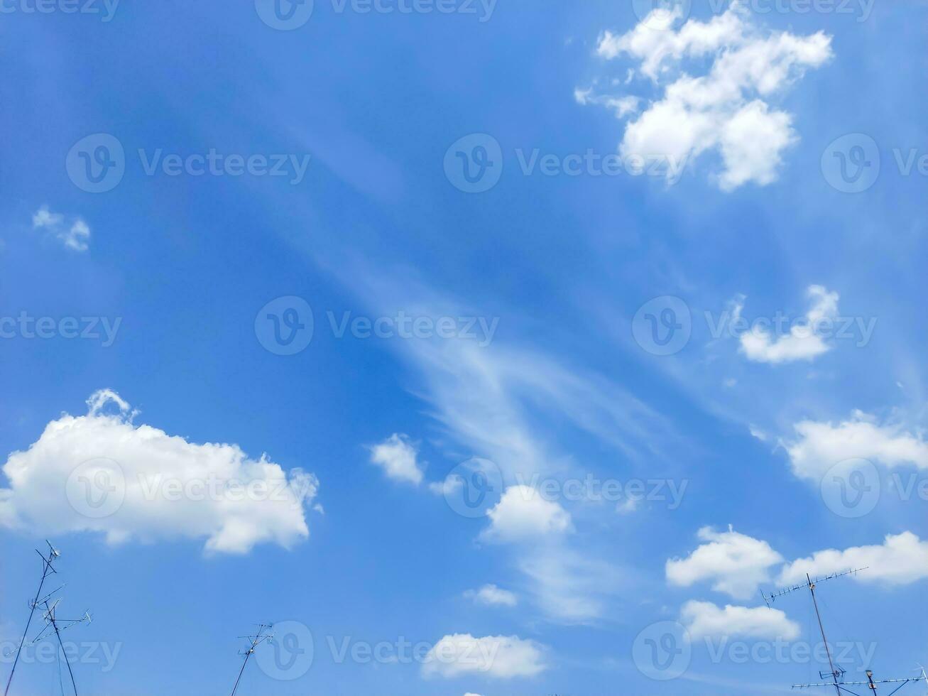 blauw lucht achtergrond met wit wolken. natuur wolk blauw lucht en wit wolken. foto