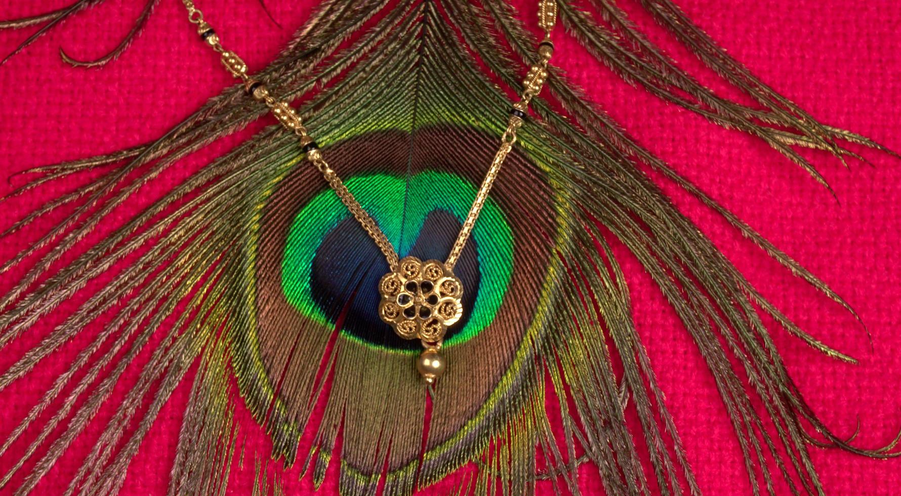 mangalsutra of gouden ketting om te dragen door een getrouwde hindoe vrouwen, gearrangeerd met mooie achtergrond. Indiase traditionele sieraden. foto