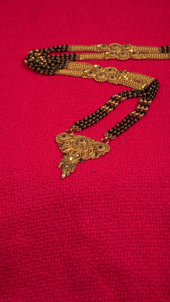 mangalsutra of gouden ketting om te dragen door een getrouwde hindoe vrouwen, gearrangeerd met mooie achtergrond. Indiase traditionele sieraden. foto