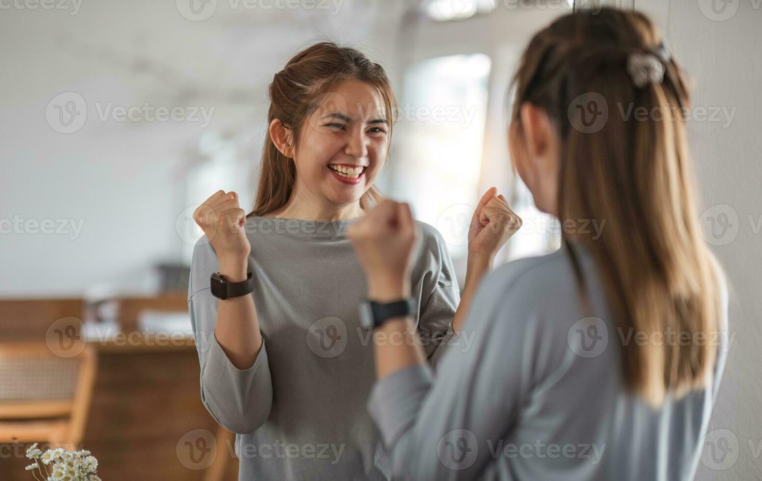 een jong vrouw wie heeft bereikt haar doel in leven vieren haar succes met vreugde. foto